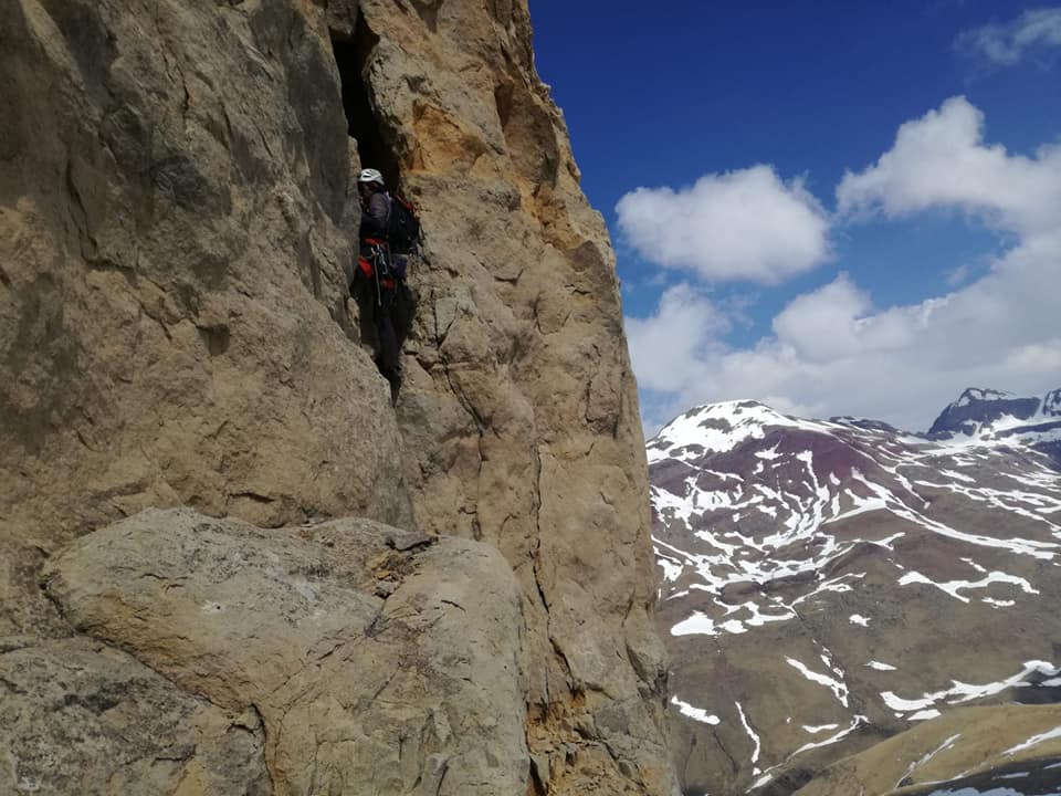 CAMPANAL DE IZAS (2.268m) Por la chimena SW y Arista  Norte (MD)